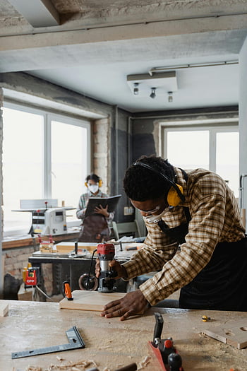 Charpentier, menuiserie, outil électrique, équipement de sécurité, atelier, concentré, morceau de bois, menuisier, protection auditive, Table de travail, artisan