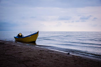 barca accanto alla spiaggia, barca gialla, spiaggia, spiaggia tranquilla, scena del tramonto, barca solitaria, tramonto sulla spiaggia, tranquillità al mare, vista sull'oceano, scena costiera, paesaggio della spiaggia