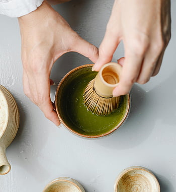matcha čaj, bambusový šlehač, čajový ceremoniál, tradiční praxe, Detailní ruce, Příprava čaje, Příprava Matcha, čajová mísa, japonský čaj, čajová kultura, Šlehačka čaje
