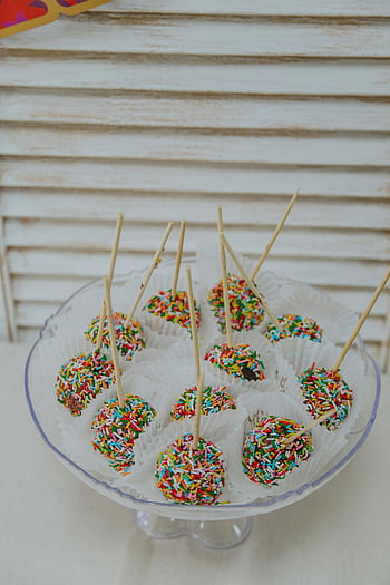 torta si apre, dessert vibrante, spruzzatori, diffusione festiva, ciotola di vetro, tavolo da dessert, Confettini colorati, dessert da festa, dolci, decorazione commestibile, cake pops festivi