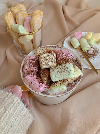 heiße Schokolade, Buntes Marshmallows, gemütlicher Winter, warme Tasse, Marshmallows obendrauf, Heißer Kakao, Wintergetränk, Festliches Getränk, süßer Genuss, heisses Getränk, Kakao mit Marshmallows