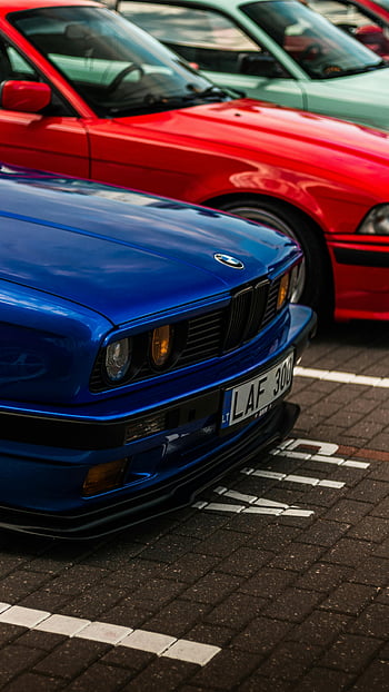 BMW E30 blu, BMW E36 rossa, auto BMW classiche, posteggio, Lituania, Parcheggio all'aperto, formazione colorata, auto d'epoca, Appassionati di auto, fotografia automobilistica