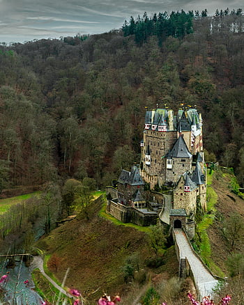eltz schloss, Drohnenschuss, Luftaufnahme, üppiges Grün, Ellenz-Poltersdorf, Deutschland, Mittelalterliche Burg, Dramatischer Schuss, historische Architektur, Waldlandschaft, szenische Ansicht