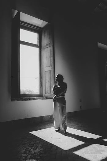 elegantní žena, Černý a bílý, zastíněná místnost, velké okno, dramatické stíny, slunný pokoj, Pozice, černobílé fotografování, vnitřní portrét, umělecké kompozice, přirozené světlo