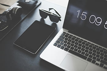 occhiali da sole neri, Macbook Pro, ipad, Spazio di lavoro moderno, distesa piatta, il computer portatile, tavoletta, telecamera, impostazione dello spazio di lavoro, Gadget tecnologici, disposizione della scrivania