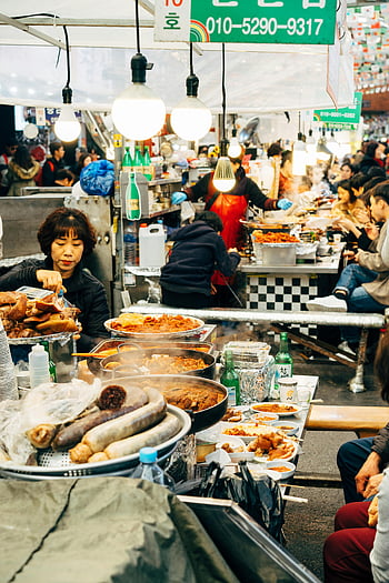 Seoul street market, bustling people, Korean dishes, bright lights, colorful market, street food, Korean cuisine, market scene, food stalls, Seoul market, people at market