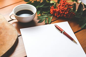 čistý papír, pero, kávový šálek, dřevěný stůl, červené bobule, Design Workspace, prázdný papírový list, Ideální pracovní prostor, Kreativní stůl, minimalistické nastavení, Káva vedle bobulí