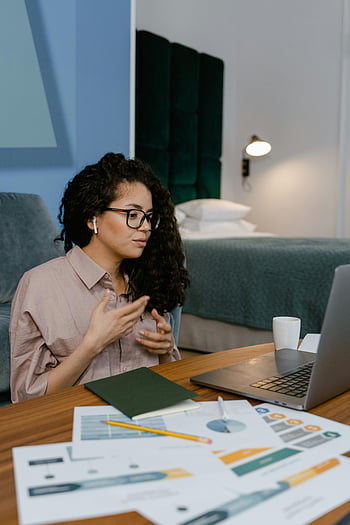berufstätige Frau, Videokonferenz, Innenministerium, Online-Meeting, Diagramme, Laptop, junge Frau, Heimarbeit, virtuelles Treffen, Von zuhause aus arbeiten, professionelle Einstellung