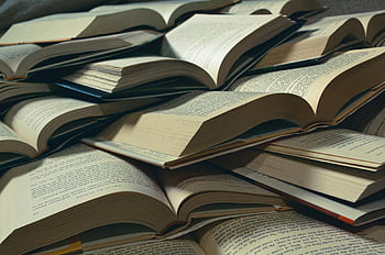 naskládané otevřené knihy, detailní pohled, hromada otevřených knih, kniha červy, studijní relace, čtenářský materiál, vzdělávací zdroje, Sbírka literatury, kniha zásobníku, otevřené stránky knihy, studijní prostředí