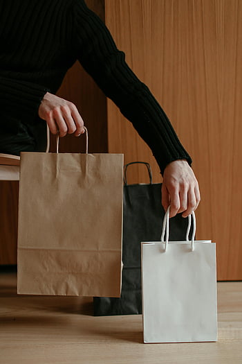 brun papirpose, Hvidpapirpose, Minimalistisk livsstil, indendørs shopping, papir indkøbsposer, person, der holder poser, minimalisme, Miljøvenlige tasker, bæredygtig shopping, livsstilsfotografering, indendørs indstilling