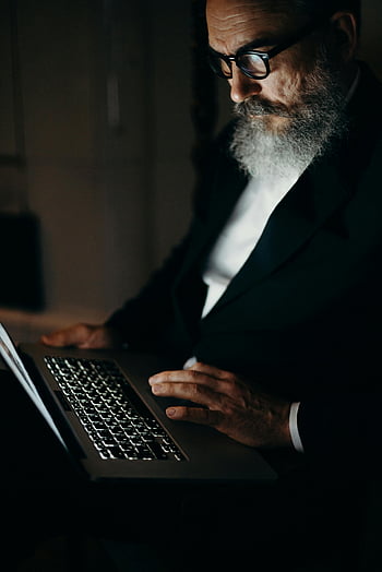 vecchio uomo, uomo barbuto, il computer portatile, stanza buia, bagliore dello schermo, lavoro, illuminato, professionale, focalizzata, tecnologia, maturo