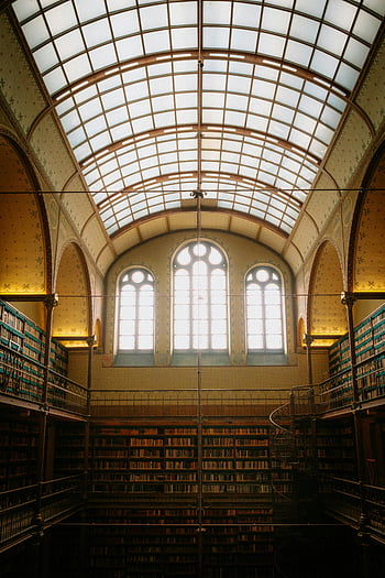 Rijksmuseum Könyvtár, üvegplafon, díszes polcok, Amszterdam, grandiózus belső terek, kutatási könyvtár, ívelt ablakok, könyvespolcok, csigalépcső, történelmi építészet, kulturális mérföldkő
