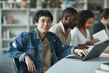 muž pomocí přenosného počítače, studenti studující, moderní knihovna, studijní relace, notebooky, skupinové studium, vzdělávací prostředí, rozmanité studenti, Akademické prostředí, knih, Učební prostor