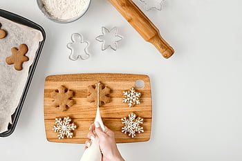 cookie-k díszítése, hópehely cookie-kat, ünnepi sütés, jegesedés, fatábla, mézeskalács sütik, cookie vágók, sodrófa, Sütő témák, közelkép, Ünnepi sütik