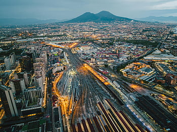 vista aerea, Napoli, Italia, Monte Vesuvio, crepuscolo, strade illuminate, architettura urbana, paesaggio urbano, vista incredibile, luci della sera, binari ferroviari