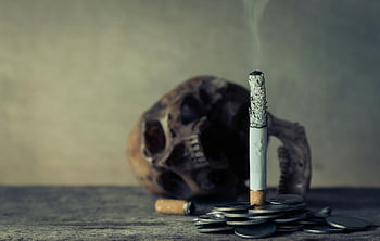 spálený popel cigaret, kouření a smrt, spalování cigaret, mince, lebka, detailní fotografie, Kouření nebezpečí, popel, kouř, zdravotní rizika, Koncept úmrtnosti