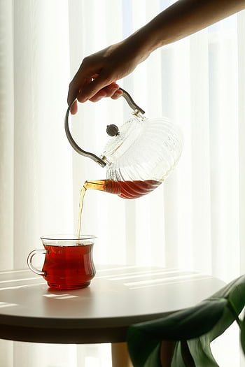 hälla te, glastepot, elegant te, soligt bord, te kopp, tehällning, glas kopp, Dags för te, naturligt ljus, te ceremoni, tesmoment