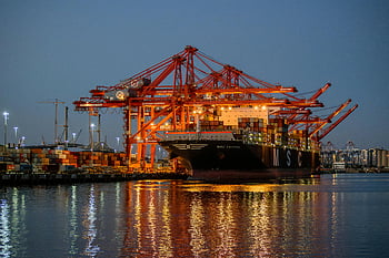 コンテナ船、 照明付きポート、 夜、 貨物コンテナ、 トワイライトアワー、 にぎやかな港、 ミリ秒、 船の積み込み、 ポートクレーン、 水の反射、 海運業