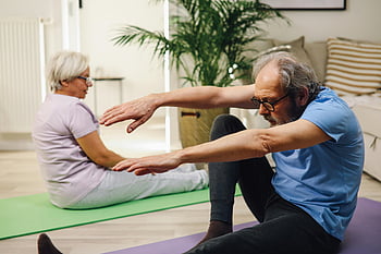 postarší pár, podložky na jógu, vnitřní fitness, Wellness praxe, Senior Fitness, aktivní životní styl, jóga uvnitř, cvičení jógy, starší wellness, pár cvičící, Jóga se táhne