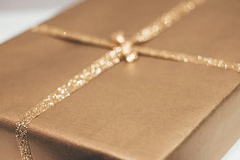 luxueuse boîte cadeau en or, ruban scintillant, les mariages, occasions spéciales, emballage cadeau, emballage élégant, cadeaux festifs, cadeaux de vacances, arcs décoratifs, accents chatoyants, Cadeaux de luxe