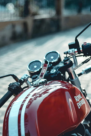 Royal Enfield GT 650, detailní záběr, červený motocykl, řídítka, rychloměry, Podrobný výstřel, královské enfield, Detaily motocyklu, detailní záběr na kolo, zobrazení rychloměru, červené kolo