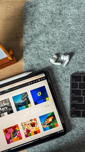 Nowoczesne miejsce robocze, ipad, airpods, klawiatura, Fincla powierzchnia, widok z góry, Elegancki obszar roboczy, Cyfrowy obszar roboczy, Konfiguracja technologii, Minimalistyczne biurko, bezprzewodowe słuchawki douszne