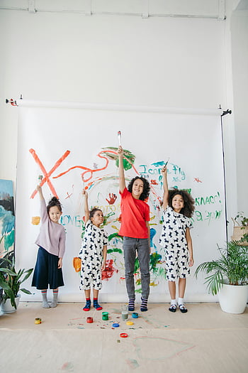 bambini che tengono i pennelli, bambini allegri che dipingono, dipingere insieme in gruppo, dipinto su tela, impostazione in studio, bambini arte, Classe d'arte per bambini, bambini creativi, Attività di pittura, studio d'Arte, pittura colorata