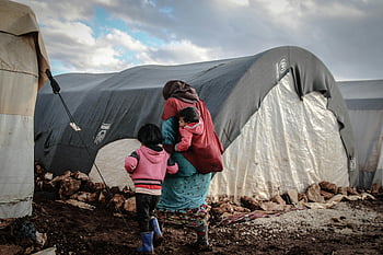 žena s dětmi, Chůze po bahně, uprchlický tábor, Idlib, stany, odolnost, nepřízeň osudu, děti, bláto, chůze, tábor