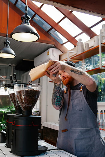 hipster-barista, helle kaffebønner, jeksel, skjeggete barista, tatoveringer, Samtidig kafé, Barista på jobb, kaffekvern, moderne kaffebar, Barista strømmer, Kaféinnstilling