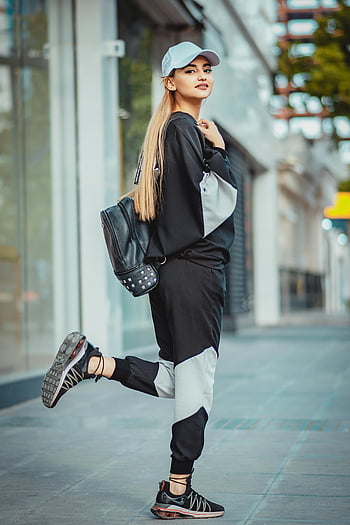 divatos nő, szőke haj, sportes öltözék, fekete és fehér, városi utca, fekete bőrkabát, fehér nadrág, Fekete bőr csizma, utcai stílus, alkalmi divat, modern megjelenés