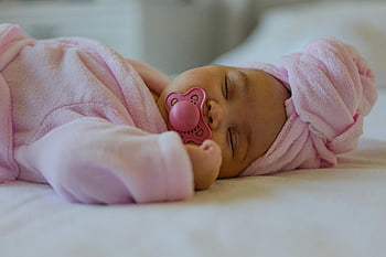 roztomilé dítě, růžové roucho, dudlík, spící dítě, novorozenec, růžový oděv, Mírové dítě, Indoor Baby Photo, miminko v růžové, dítě spí, dětský dudlík