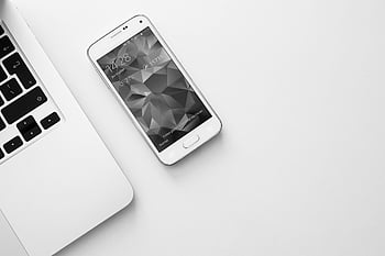 vysoký úhel záběru, laptop, chytrý telefon, Minimalistický kancelářský stůl, Geometrické tapety, Technická zařízení, bílé pozadí, Moderní pracovní prostor, digitálních zařízení, čisté pracovní stůl, Technologie Produkty
