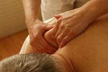 Masáž ramen, terapeut, Relaxační masáž, wellness, úleva od stresu, detail, masážní terapie, mužské rameno, ruce, Masážní technika, relaxace