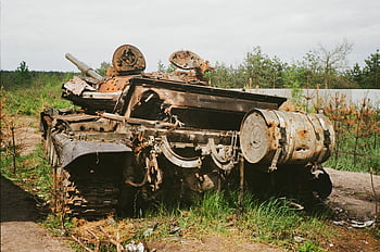 abandoned battle tank, rusted tank, damaged tank, conflict impact, Bucha, Ukraine, military wreckage, abandoned military vehicle, war impact, destroyed tank, abandoned armor