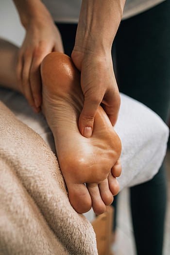 masáž nohou, ruce masírování nohy, relaxace, wellness, Vnitřní masáž, péče o nohy, masážní terapie, ošetření nohou, praktická masáž, vnitřní wellness, Relaxační terapie