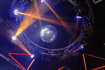 Scéna nočního klubu, barevná světla, disko koule, živá atmosféra, Závalná světla, Klubové osvětlení, Disco sféra, párty světla, Výzdoba nočního klubu, taneční parket, Místo zábavy