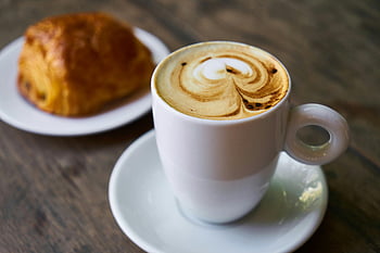 cappuccino, latte art, pečivo, dřevěný stůl, snídaně, kávový šálek, káva, chléb, ranní káva, Káva a chléb, lahodná káva