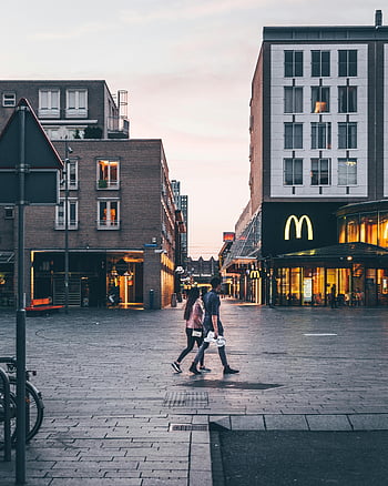 pár séta, fő tér, épületek, Mcdonald's, napnyugta, városi jelenet, utcai fotózás, esti séta, nyilvános tér, modern építészet, városi élet