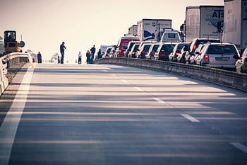 muž přes silnici, přetížená dálnice, dopravní zácpa, vozy, nákladní automobily, denní světlo, dálniční provoz, Přetížení silnic, denní provoz, lidé na silnici, vozidla přilepená