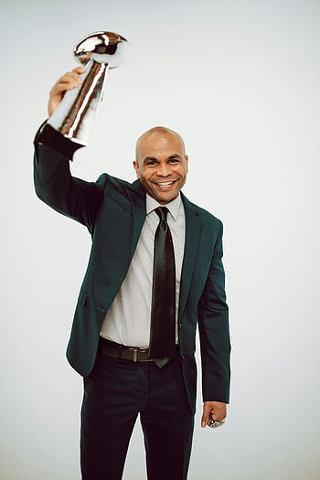 Uomo in abbigliamento formale, Tenendo il trofeo, uomo felice, completo da uomo, Celebrando il successo, isolato sfondo bianco, abbigliamento formale, Vincitore del trofeo, uomo professionista, Celebrazione del successo, sfondo bianco