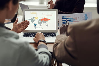 strategi bisnis, Kolaborasi Tim, analitik global, Tampilan Laptop, pria menunjuk, layar komputer, pertemuan bisnis, analisis data, pengaturan kantor, Diskusi Profesional, perencanaan strategi