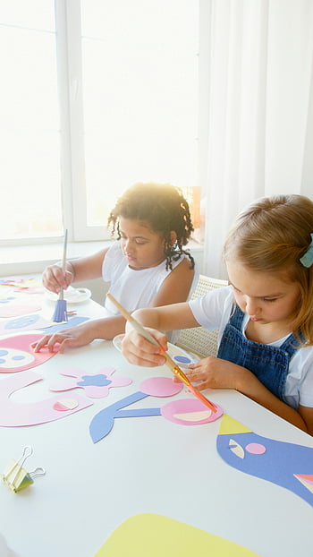 Kinder malen, helle Farben, Innenkunstprojekte, Kinder Kunstwerk, Kreative Aktivitäten, junge Künstler, Buntes Handwerk, Kunst für Kinder, Malen mit Kindern, Kunstkurs, Innenmalerei
