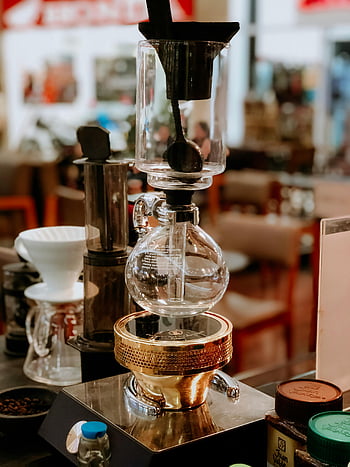 Vakuum Kaffeemaschine, Cafe Zähler, kaffee kochen, Stylish Coffee Setup, Kaffeemaschine, Café -Setup, Zubereitung von Kaffee, Vakuumkaffee, Caféausrüstung, Coffee Brewing Setup