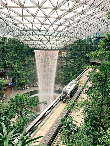 Vortex di pioggia, aeroporto gioiello changi, Singapore, cascata interna, design futuristico, treno, vegetazione lussureggiante, Attrazione dell'aeroporto, destinazione del viaggio, Marvel architettonico, Punti di riferimento di Singapore