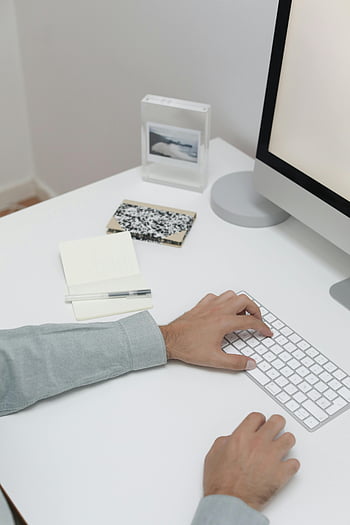 scrivania da ufficio, computer, tastiera, bloc notes, stazionario, scrivania pulita, Apazio di lavoro organizzato, digitando, mano, tenere sotto controllo, impostazione della scrivania