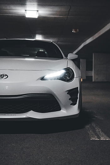 Bílá Toyota 86, čelní pohled, sportovní auto, spoře osvětlené, parkovací garáž, Moderní automobilový design, detail, bílé auto, toyota 86, auto design, Osvětlení garáže