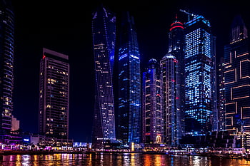 Marina di Dubai, edificio contorto, ore notturne, grattacieli illuminati, riflesso d'acqua, paesaggio urbano, architettura urbana, edifici moderni, fotografia notturna, lungomare, luci della città