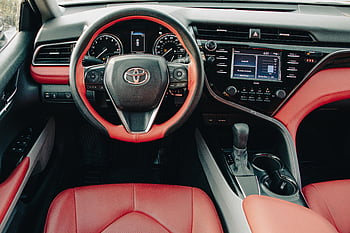 toyota camry, černý a červený interiér, sedadla červené kůže, stylová palubní deska, Interiér luxusního automobilu, Design interiéru auta, Interiér Toyoty Camry, Interiér červeného automobilu, design palubní desky automobilu, Moderní interiér automobilů, Interiérové ​​funkce automobilu
