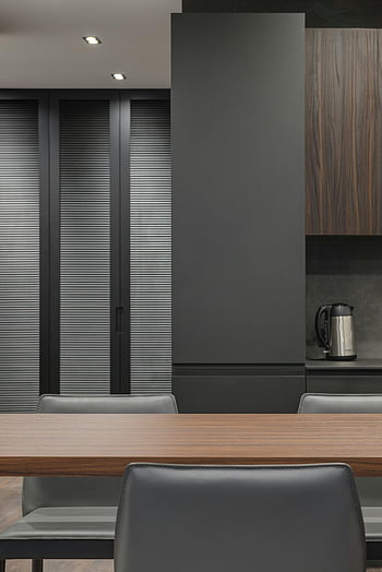 Současná jídelna, šedá barva, moderní kuchyně, minimalistický design, Elegantní linie, Stylová kuchyně, jídelní stůl, Šedé židle, moderní interiér, minimalistický interiér, šedá výzdoba