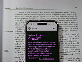 chatgpt, openai, iphone, smartphone, open boek, technologie, aan het leren, ai, Conversational AI, mobiele app, educatieve technologie